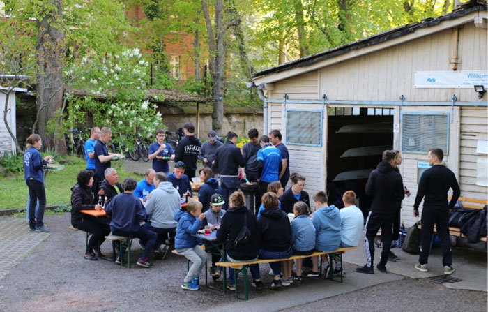 Foto vom geselligen Beisammensein am Bootshaus